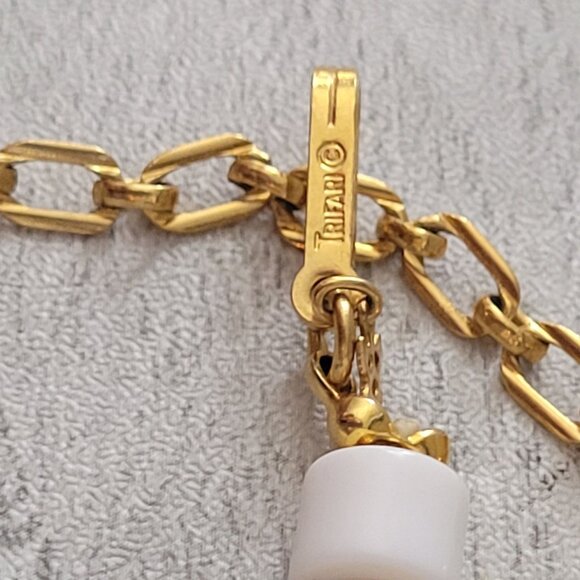 Vintage Trifari White Bead Necklace With Gold-Tone Chain & Adjustable Hook Clasp - Picture 4 of 5